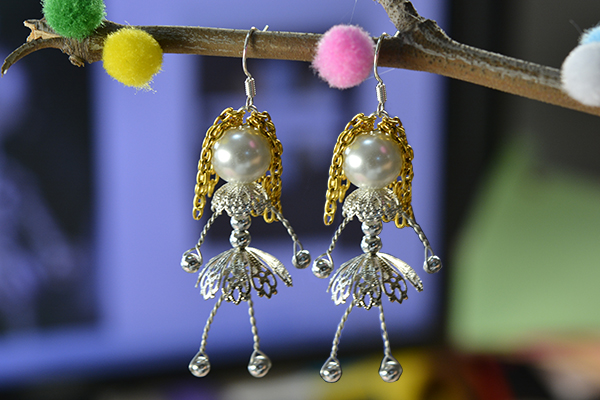 Here is the final look of this pair of lovely wire wrapped pearl doll earrings: