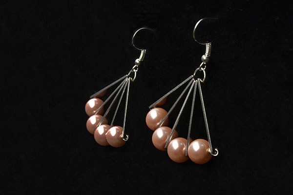  the final look of the simple pearl earrings
