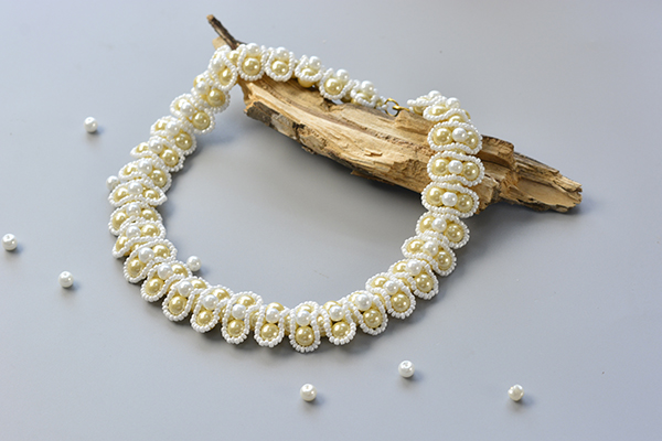 This is the final look of this fashion pearl necklace.