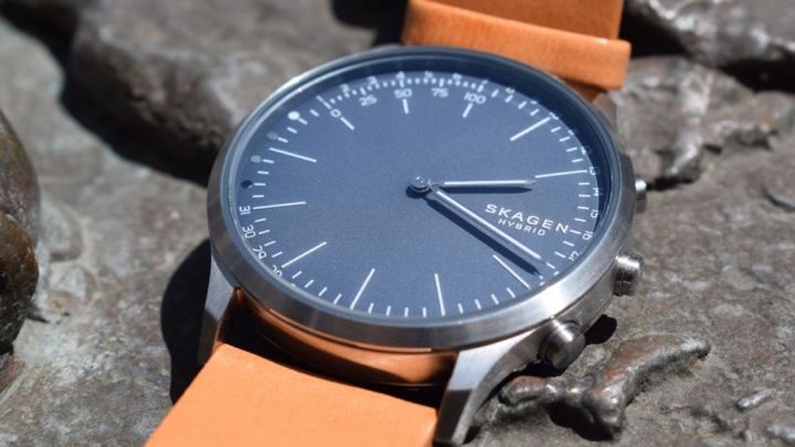 hybrid smartwatch with hammered leather strap