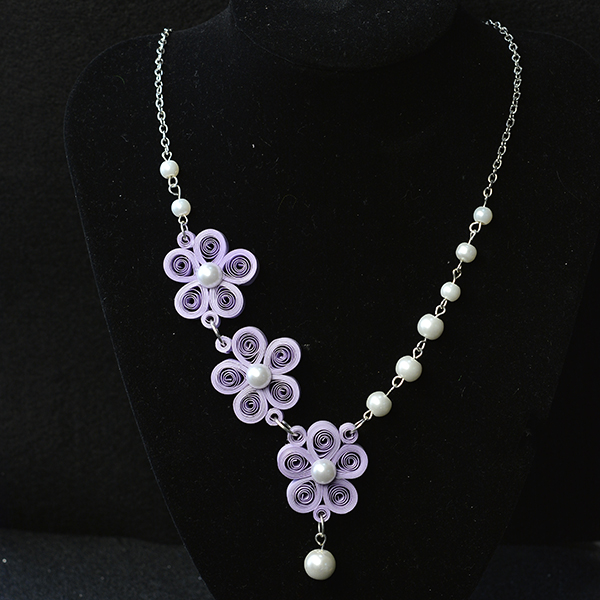 final look of the purple quilling paper flower necklace