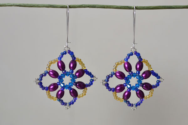 Here shows the final look of this pair of elegant square beaded flower drop earrings!