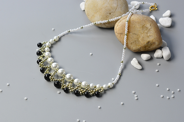 Here is the final look of the white and black pearl beads: