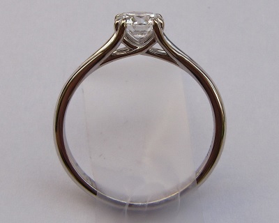 18k reverie ring with half carat round