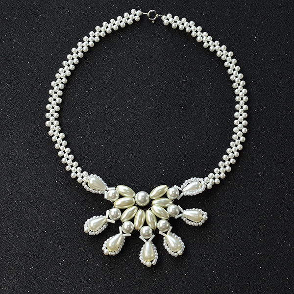 final look of the white pearl bead flower necklace