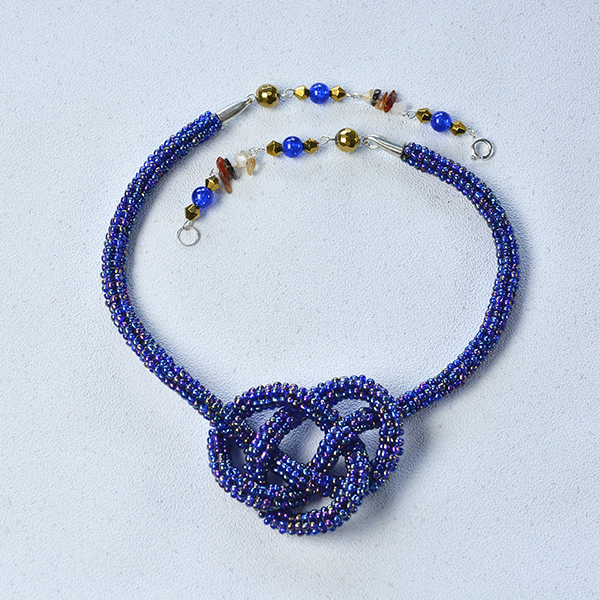 final look of the blue seed bead stitch necklace
