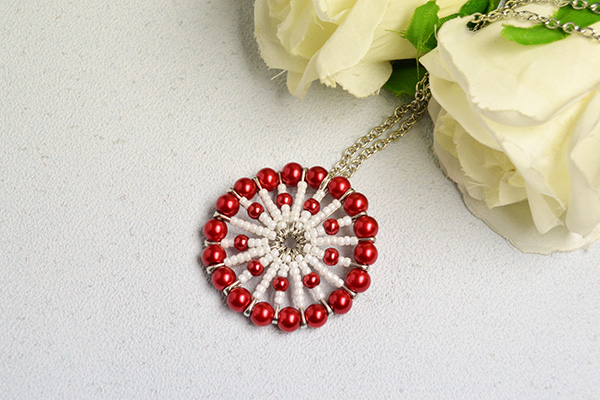 final look of the red pearl bead and white seed bead circular pendant necklace