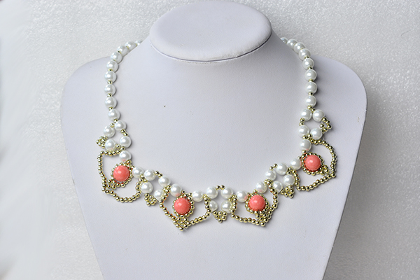 final look of the homemade white pearl bead necklace