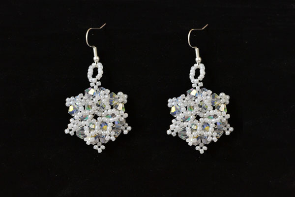 Tada! Done! The final look of this glass and pearl beaded snowflake earrings is shown here!