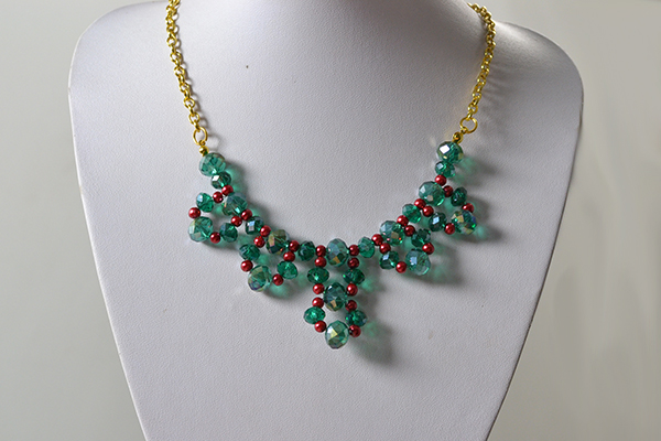 Here is the final piece of the trendy gold chain and green glass beaded statement necklace!