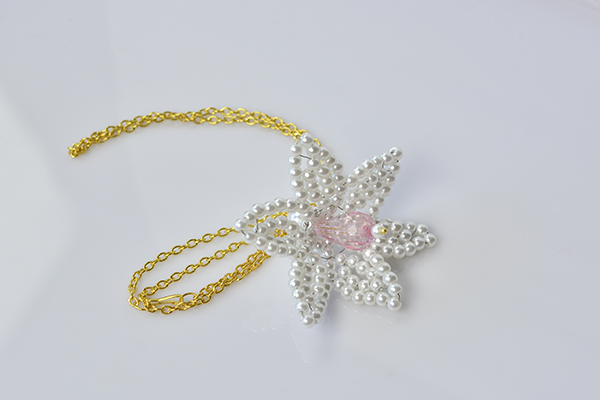 final look of the white pearl flower pendant necklace