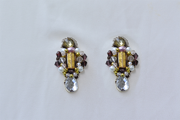 Look at the final piece of this pair of vintage beaded drop earrings!