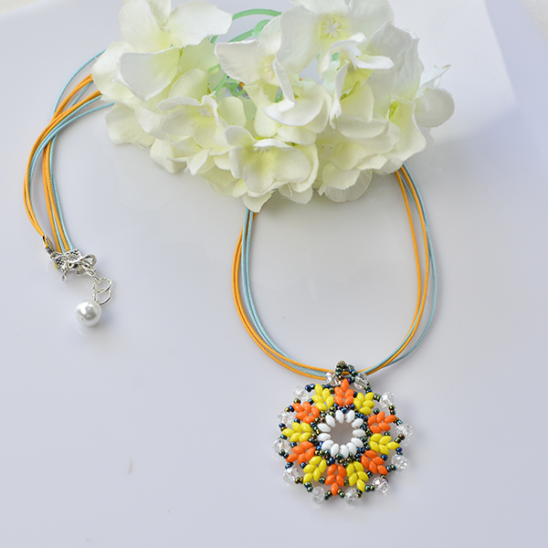 final look of the seed bead flower pendant necklace