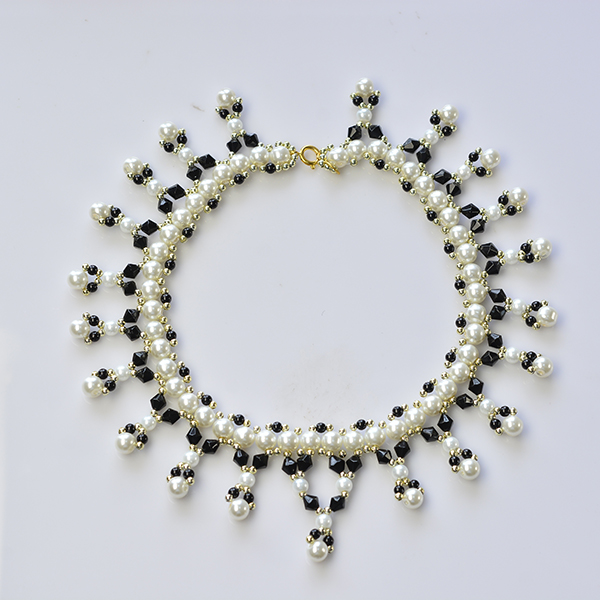 Here is the final look of this black and white pearl necklace:
