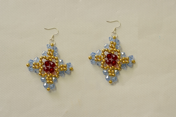 Show you the final look of my glass beaded cross earrings: