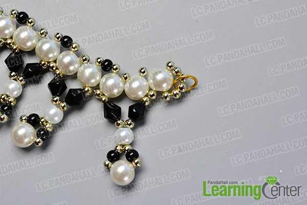 Finish the black and white pearl necklace