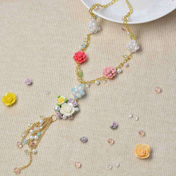 final look of the flower chain necklace with flower tassels