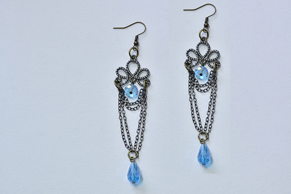 Here is the look of this pair of easy glass beads chandelier earrings: