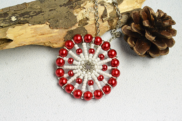 final look of the red pearl bead and white seed bead circular pendant necklace