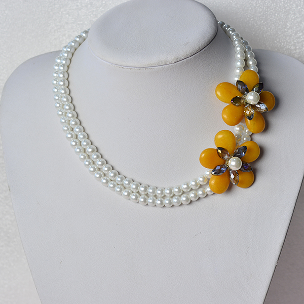 final look of the white two-strand pearl bead necklace