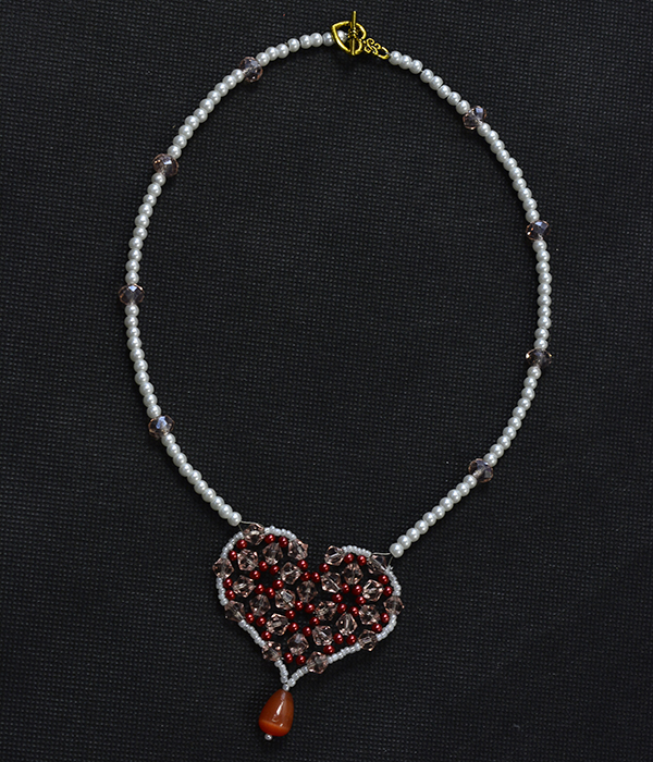 final look of the red bead heart pendant pearl necklace