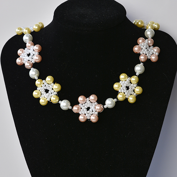 Now, here is the final look of the fresh flower necklace: