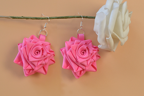Here is the final look of this pair of rose flower dangle earrings with grosgrain ribbon: