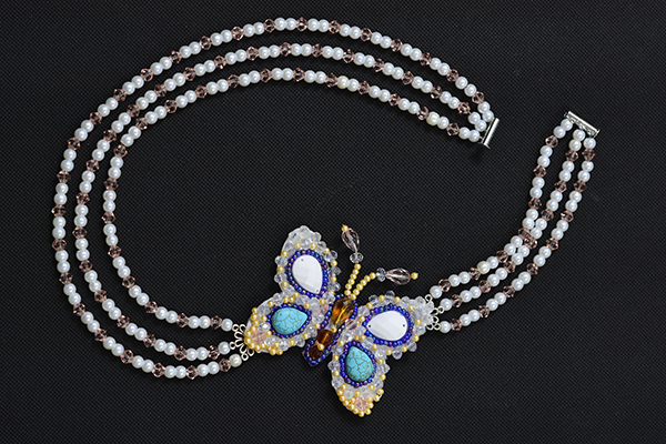 the final look of the beaded butterfly necklace