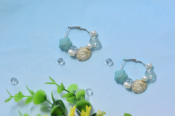 The final look of this pair of ocean style pearl and shell hoop earrings is shown below: