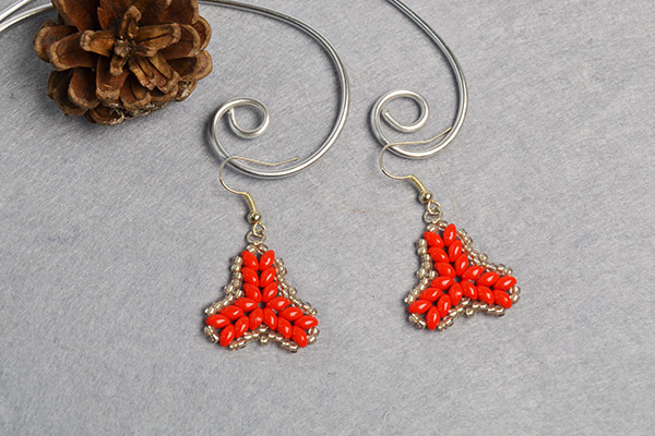 the final look of the 2-hole seed beads earrings