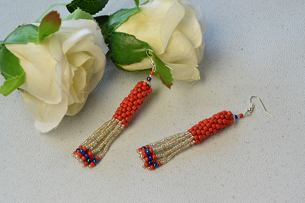 Time for the final look of the chandelier earrings with colorful seed beads: 