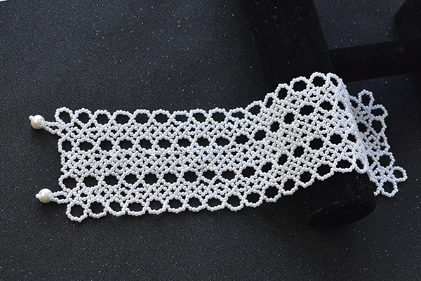 final look of the white pearl beaded collar necklace