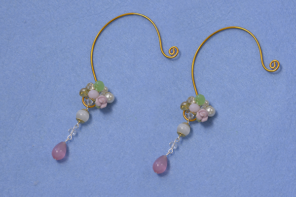 Here is the final look of the wire flower earrings: