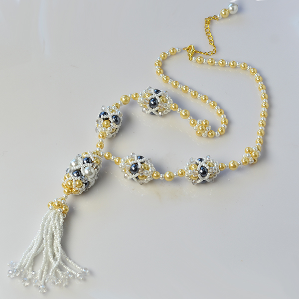 final look of the pearl bead ball necklace with tassel pendant
