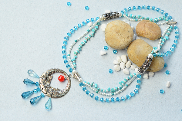 final look of the three-strand blue bead necklace
