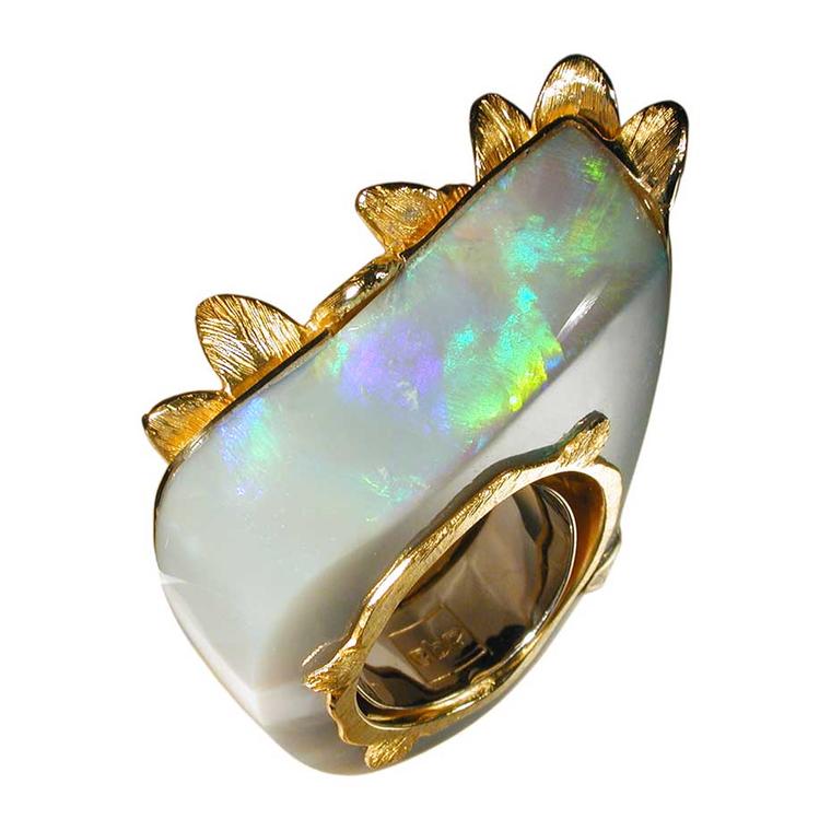 Sergio Spivach & Stefano Spivach (AQA contemporary opals) opal sculpture ring in yellow gold, created using lost wax casting and engraving. The opal originates from Coober Pedy.