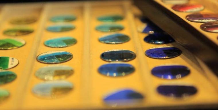These discs, known as 'nuances', serve as a reference for the enamel colours and are checked to ensure the desired colour is achieved