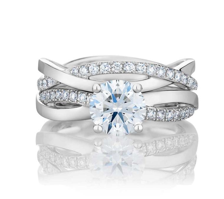 The De Beers Infinity round diamond engagement ring and Infinity band combine to create the contemporary De Beers Infinity Duo.