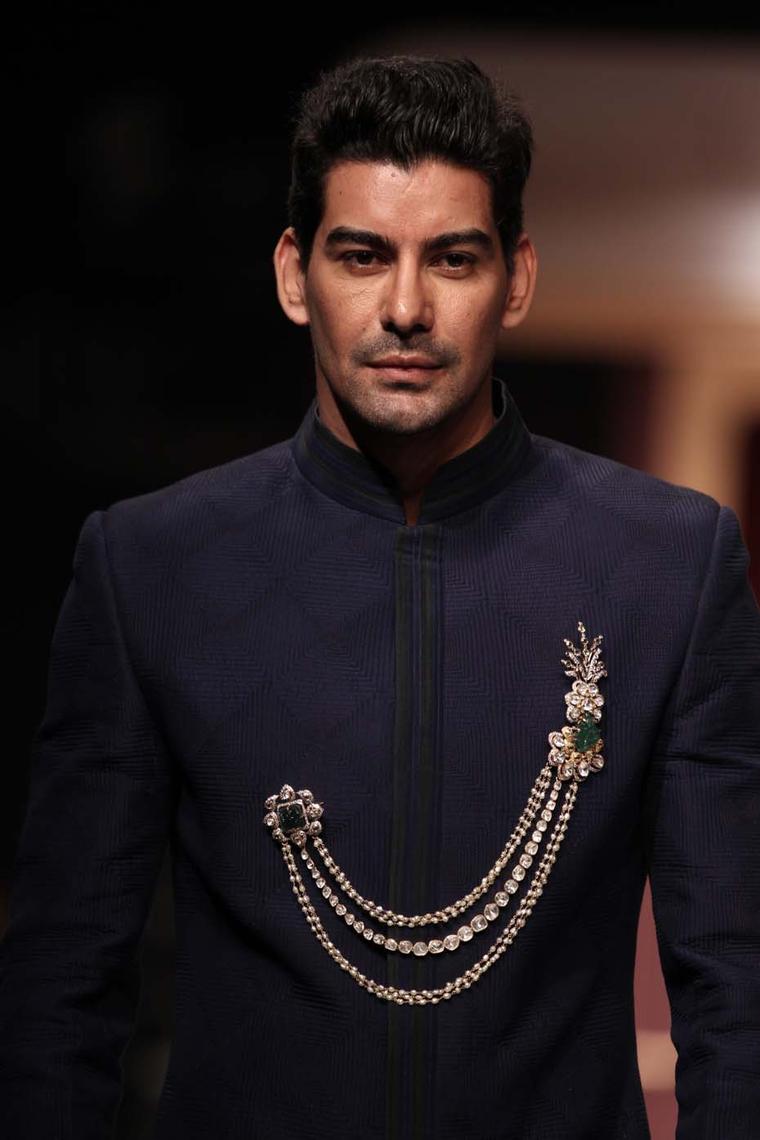 A model at the IIJW 2013 wearing a double pin brooch from the Amer collection by Birdhichand Ghanshyamdas.