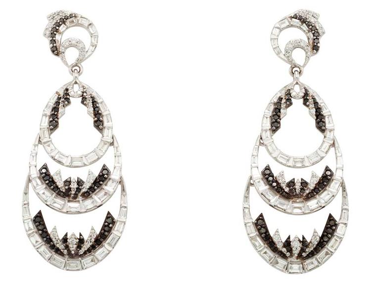 These white gold and diamond earrings by Deborah Pagani feature a baguette-cut diamond openwork chandelier set with a circular-cut diamond.