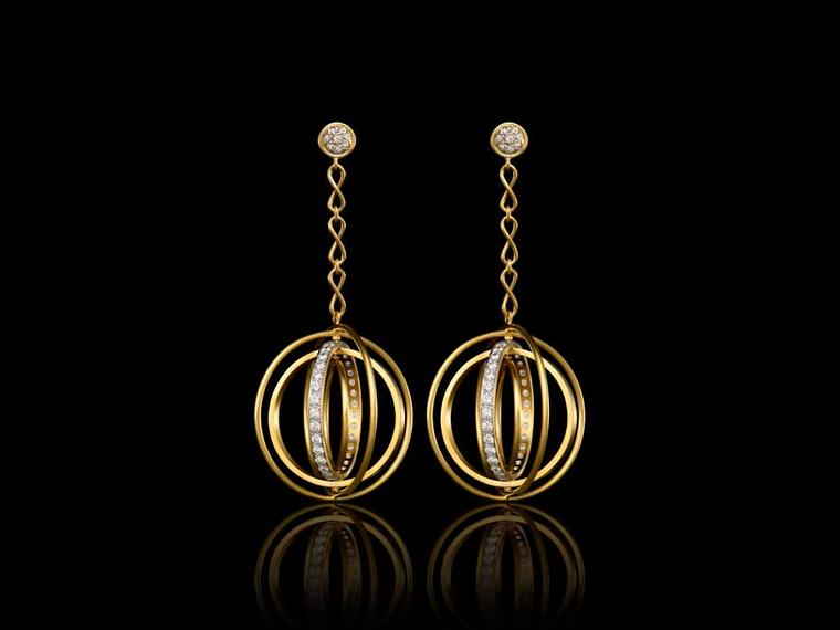 Liv Ballard Collection Orrechini Cerchi Piroetta Spinning Hoop earrings in yellow gold with diamonds.