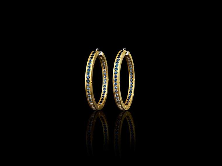 Liv Ballard Collection Orrecchini Cerchi Zaffiri hoop earrings in yellow gold, set with deep blue sapphires.