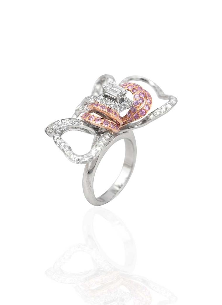 Mirari ring in white and rose gold, set with an emerald-cut diamond, round brilliant diamonds and pink sapphires.