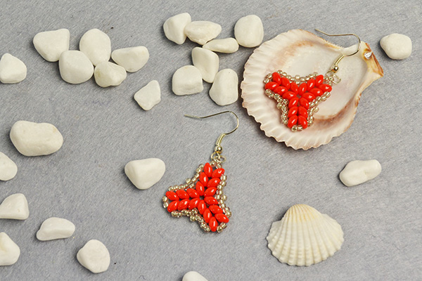 Another picture of the 2-hole seed beads earrings
