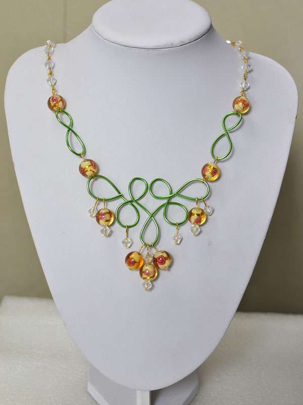final look of the wire wrapped bead necklace