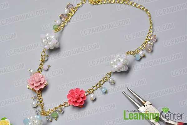 make the second part of the flower chain necklace