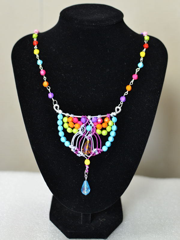  final look of the handmade colored acrylic bead necklace