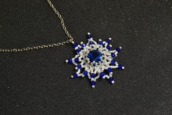 the final look of this beaded flower necklace
