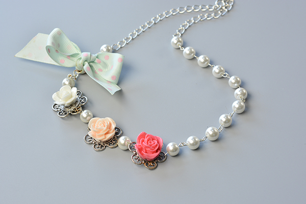 the final look of the beaded flower necklace