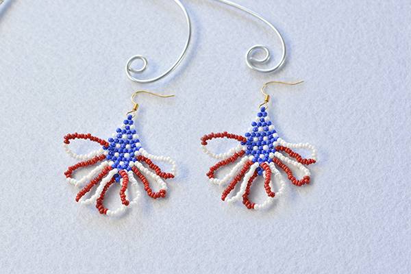 Here is the final look of the American seed beads earrings: